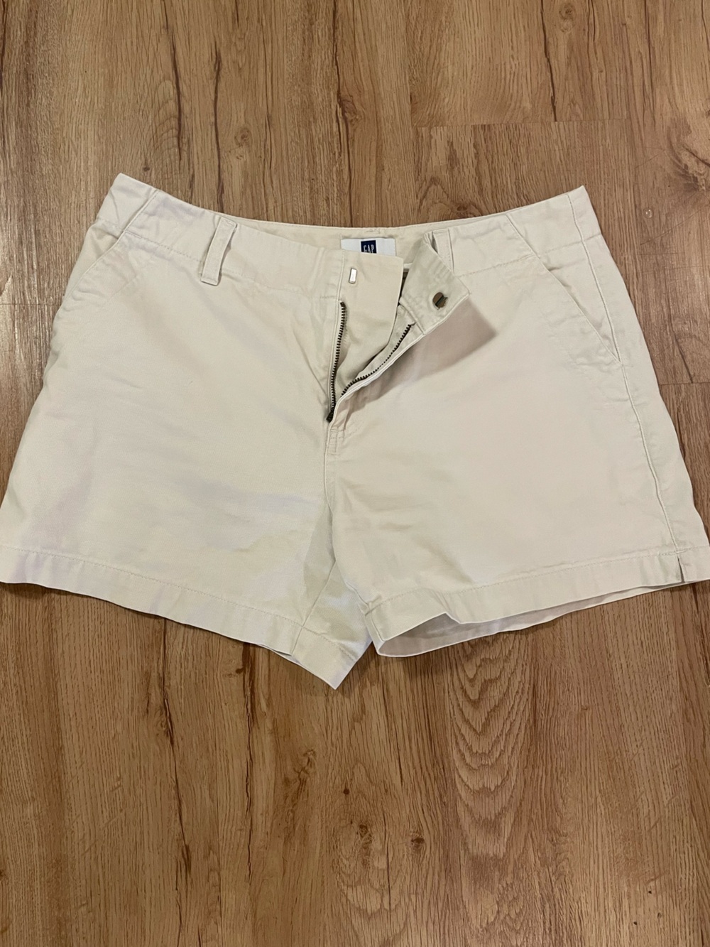 Vintage Gap khaki shorts, size 6